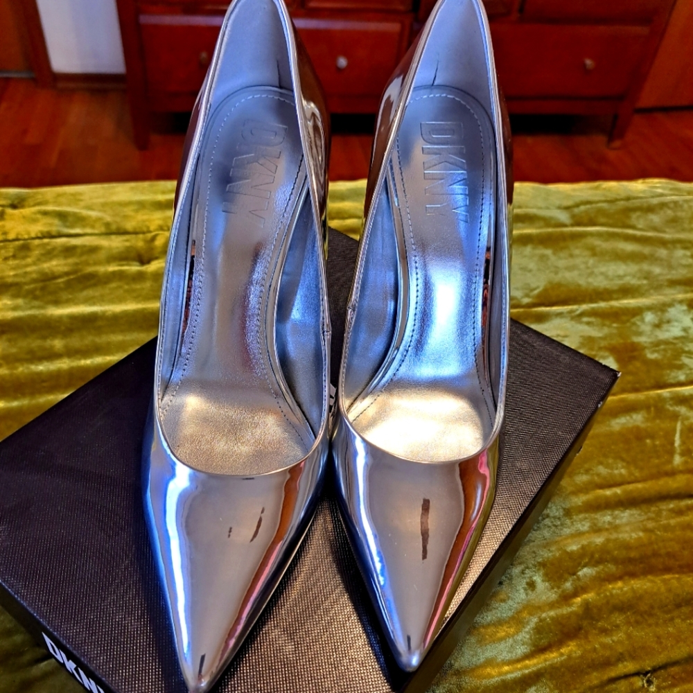 DKNY metallic silver pumps sz8.5